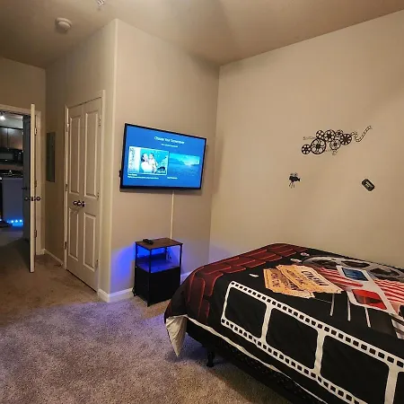 Two The Movies - Spacious Rooms - Sleeps 7 Instant Booking! Charlotte Exterior photo