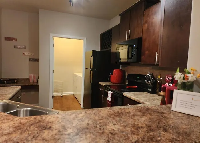 Two The Movies - Spacious Rooms - Sleeps 7 Instant Booking!